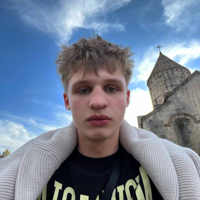 Андрей Завозит