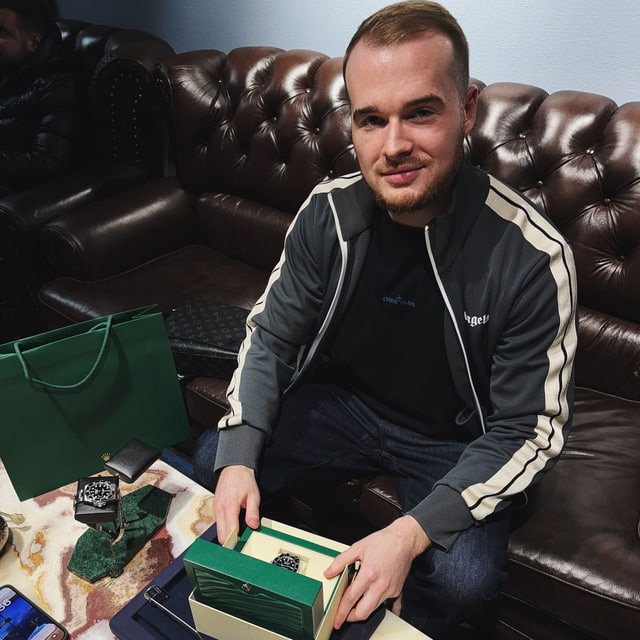 Роман Раздает